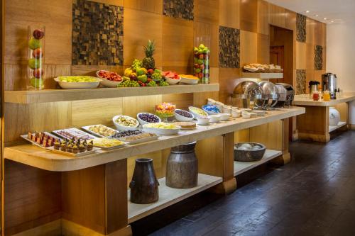 una línea de buffet con muchos tipos diferentes de comida en Best Western Marina del Rey, en Viña del Mar