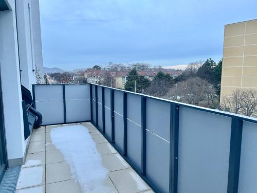 Modern Rooftop Apartment with Balcony & Free Parking