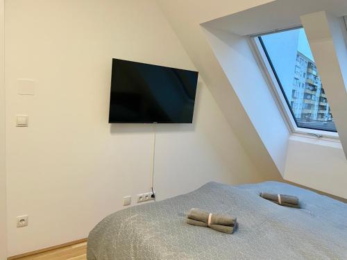 Modern Rooftop Apartment with Balcony & Free Parking