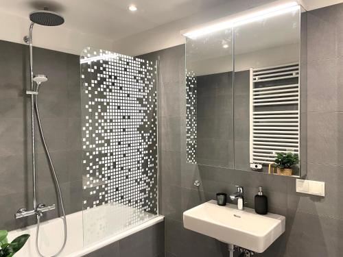 Modern Rooftop Apartment with Balcony & Free Parking