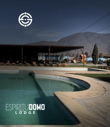 a swimming pool in front of a building at Espiritu Domo Lodge in Coinco