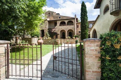 an entrance to a house with a wrought iron gate at Fattoria Pogni in Marcialla