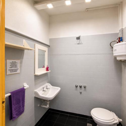 a bathroom with a toilet and a sink at Morada Hostel & Bar in Córdoba