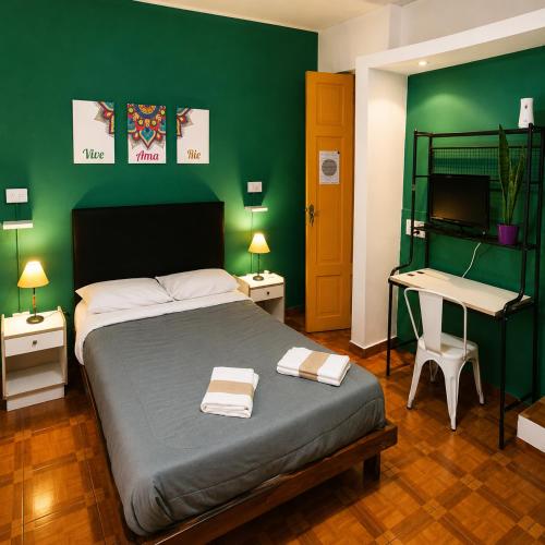 a green bedroom with a bed and a desk at Morada Hostel & Bar in Córdoba