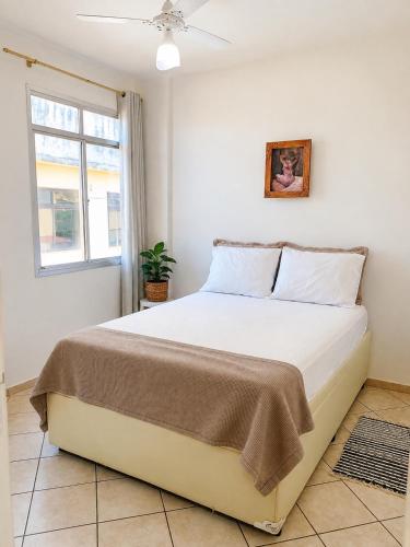 a bedroom with a large bed in a room at Bela vista a beira mar in Marataizes