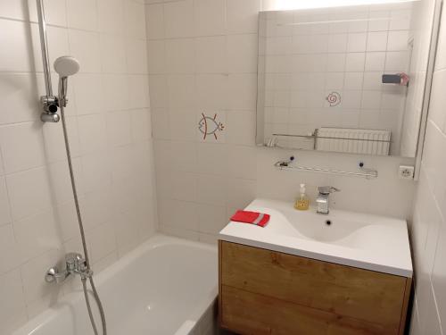 a bathroom with a sink and a tub and a mirror at Kamer in Fermette Vlaamse Ardennen in Maarkedal