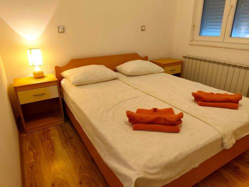 Apartments with parking space Primosten - 27854
