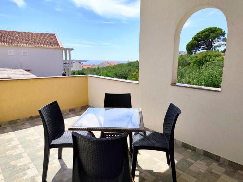 Apartments with parking space Primosten - 27854
