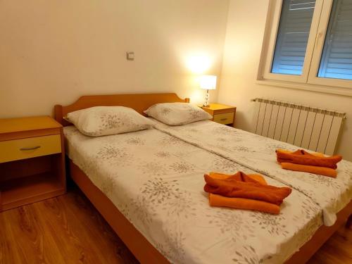 Apartments with parking space Primosten - 27854