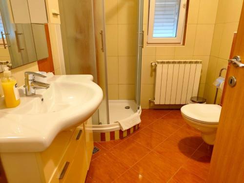 Apartments with parking space Primosten - 27854