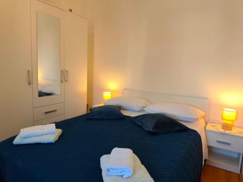 Apartments with parking space Primosten - 27872