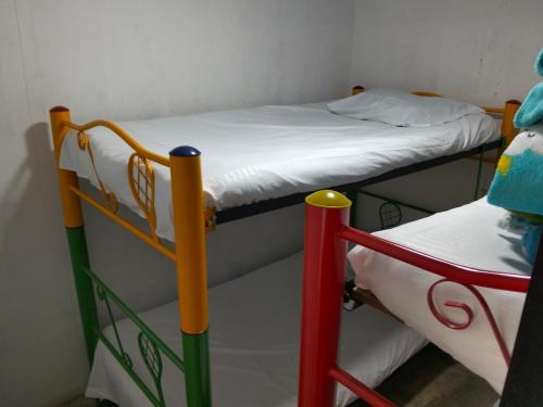 a pair of bunk beds in a room at Las Margaritas Cabin in Chinchiná