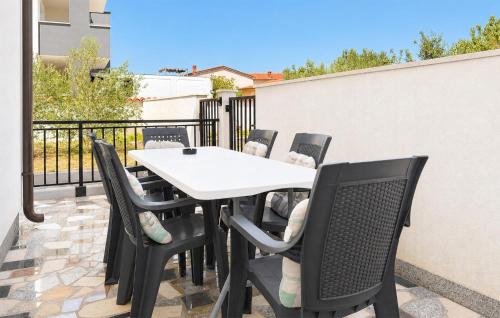 3 Bedroom Stunning Apartment In Pula