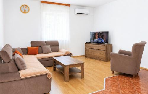 3 Bedroom Stunning Apartment In Pula