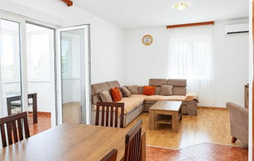 3 Bedroom Stunning Apartment In Pula