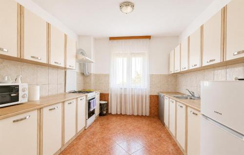 3 Bedroom Stunning Apartment In Pula