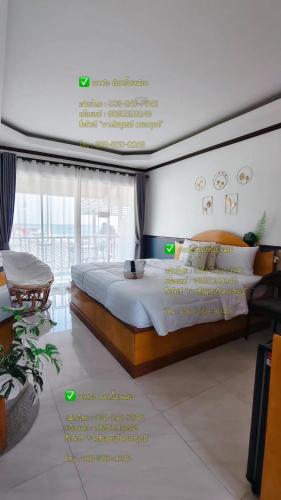a bedroom with a large bed in a room at Baan Tipsukon in Ko Larn