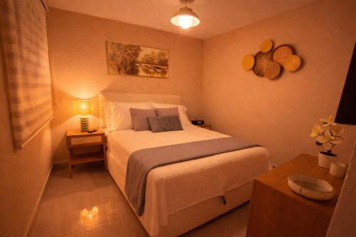 a small bedroom with a bed and a table at Villa Yasmín - Apartamento Top in Villa Canales