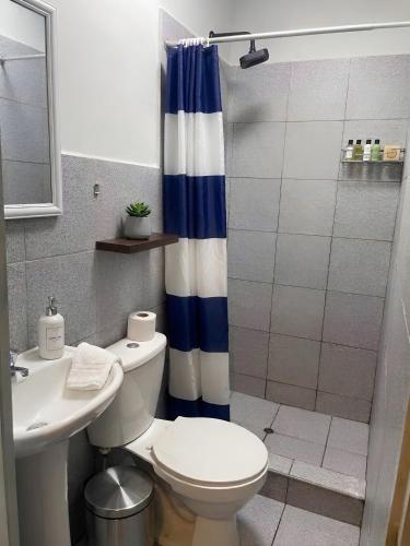 Bathroom sa Tripper Monkey Guesthouse Miraflores