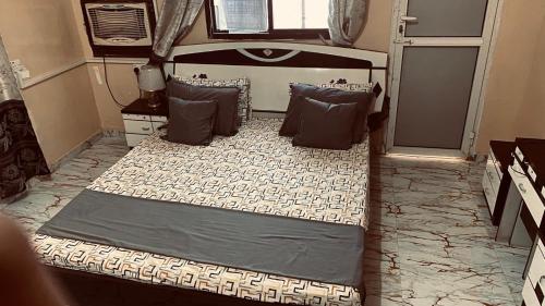 a bedroom with two beds in a room at Berbera aparthotel in Berbera