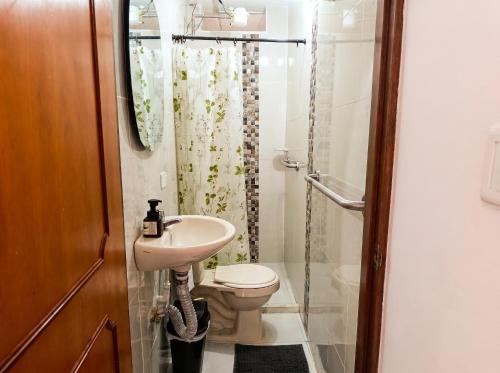 a bathroom with a sink and a toilet and a shower at Hostal, casa Jaramillo in Roldanillo