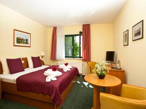 ein Hotelzimmer mit 2 Handtüchern auf einem Bett in der Unterkunft Nationalparkhotel Kranichrast in Schwarzenhof