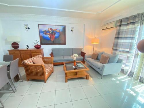 a living room with a couch and a table at Résidence shalismi in Yaoundé