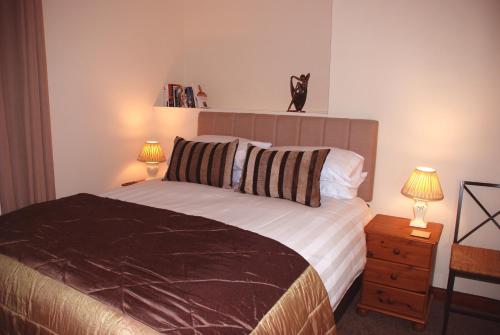 um quarto com uma cama com um gato preto na parede em Apartment Bijou em Durham