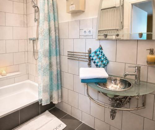 a bathroom with a sink and a tub and a shower at Holiday il Macellaio - nur 5 Min vom Marktplatz in Neustadt an der Weinstraße
