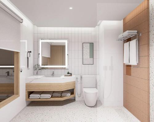 ein Badezimmer mit Toilette und Waschbecken in der Unterkunft Raming Lodge Hotel in Chiang Mai