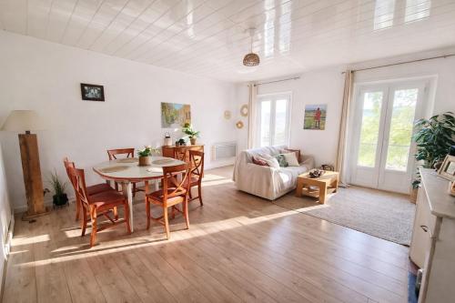 Large, bright apartment close to the old town