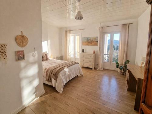 Large, bright apartment close to the old town