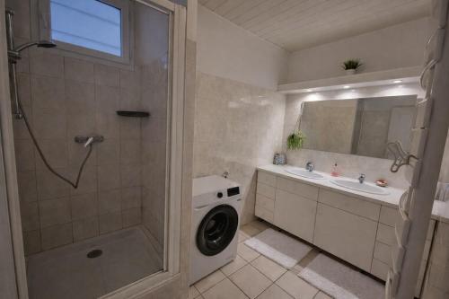 Large, bright apartment close to the old town