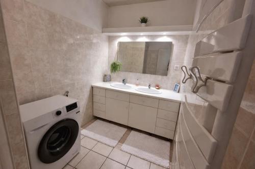 Large, bright apartment close to the old town