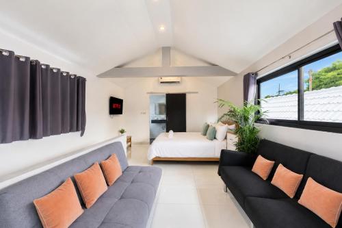 a living room with a couch and a bed at Luxury Pool Villa Pattaya Center C8 - 4 Bedroom in Pattaya South