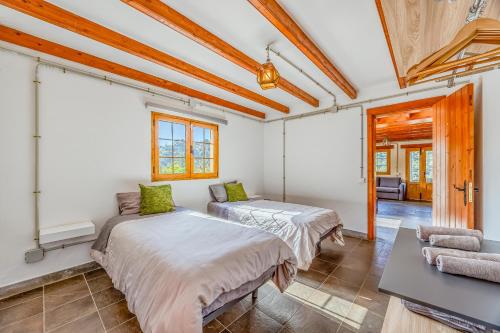 a bedroom with two beds and a couch at La cara Luna in Santa Brígida