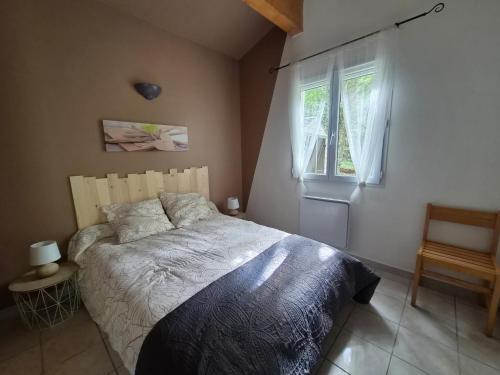 a bedroom with a bed and a window at Mazet sous les chênes in Valaurie