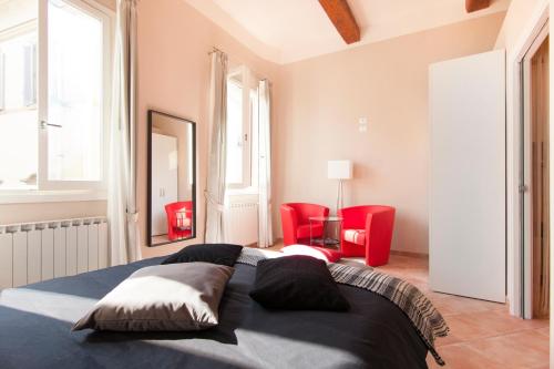 フィレンツェにあるSan Lorenzo Palaceのベッドルーム1室(ベッド1台、赤い椅子2脚付)