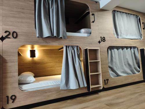 a room with a mirror and a bunk bed at Albergue O Centro in Portomarin