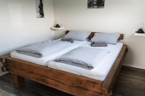 two twin beds in a room with white walls at Seelenruhe in Goch