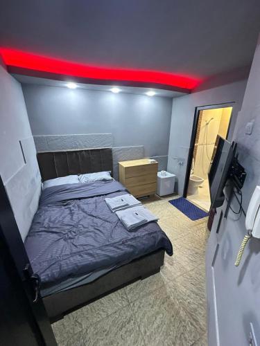 sypialnia z łóżkiem i czerwonym sufitem w obiekcie Sani hotel w Erywaniu