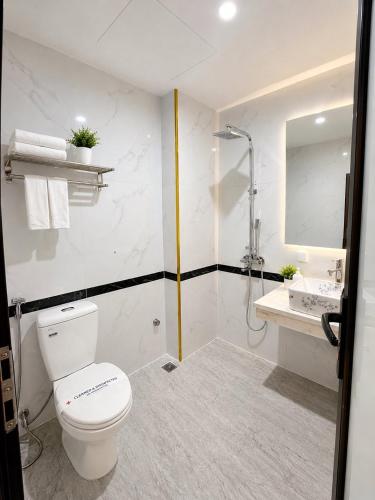 a bathroom with a toilet and a sink at Hotel Red River in Hà Ðông
