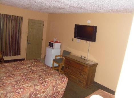 Cama ou camas em um quarto em Ranch Motel