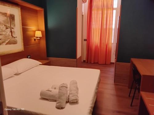 Eat, relax, love rooms