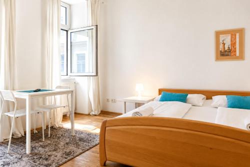 Affordable 3BR Apt Steps from Belvedere Palace