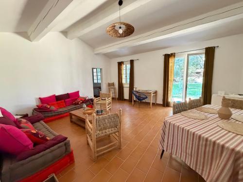 a living room with a couch and a table at Le Refuge du Vieux Moulin in Arles