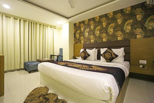 Un pat sau paturi într-o cameră la Hotel D'Capitol-Delhi Airport