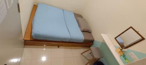 a room with a blue bed in the ceiling at MUSANG ONG HOTEL in Cameron Highlands