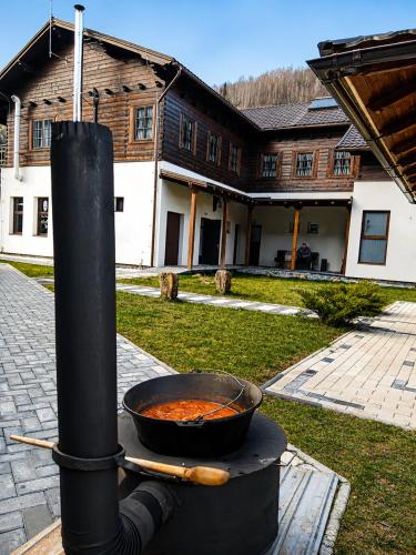 a grill with a bowl of food in front of a building at Vidra Dacica in Vidra