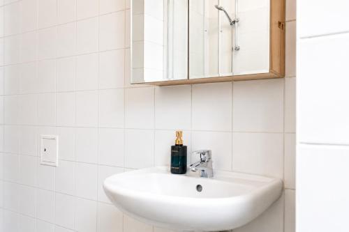 Central Vienna, Lovely Private Rooms in 3BR Shared Apt, TV & WIFI